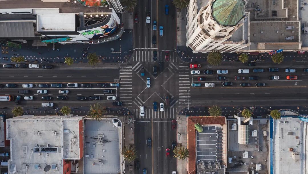 城市十字路口俯瞰图